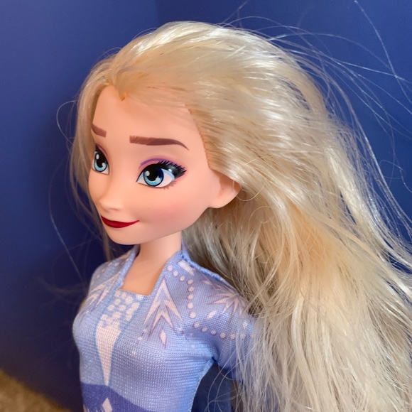 DISNEY FROZEN 2 ELSA DOLL W/ EXTRA DRESS - Picture 4 of 7